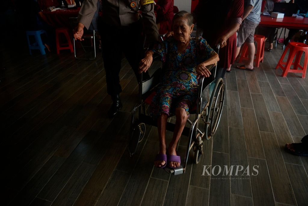 Salah satu warga lansia yang mendapatkan vaksin lanjutan di Gang Pinggir, Kota Semarang, Jawa Tengah, Senin (7/3/2022). Lansia menjadi salah satu kelompok rentan yang menjadi prioritas dalam mendapatkan vaksin lanjutan. 