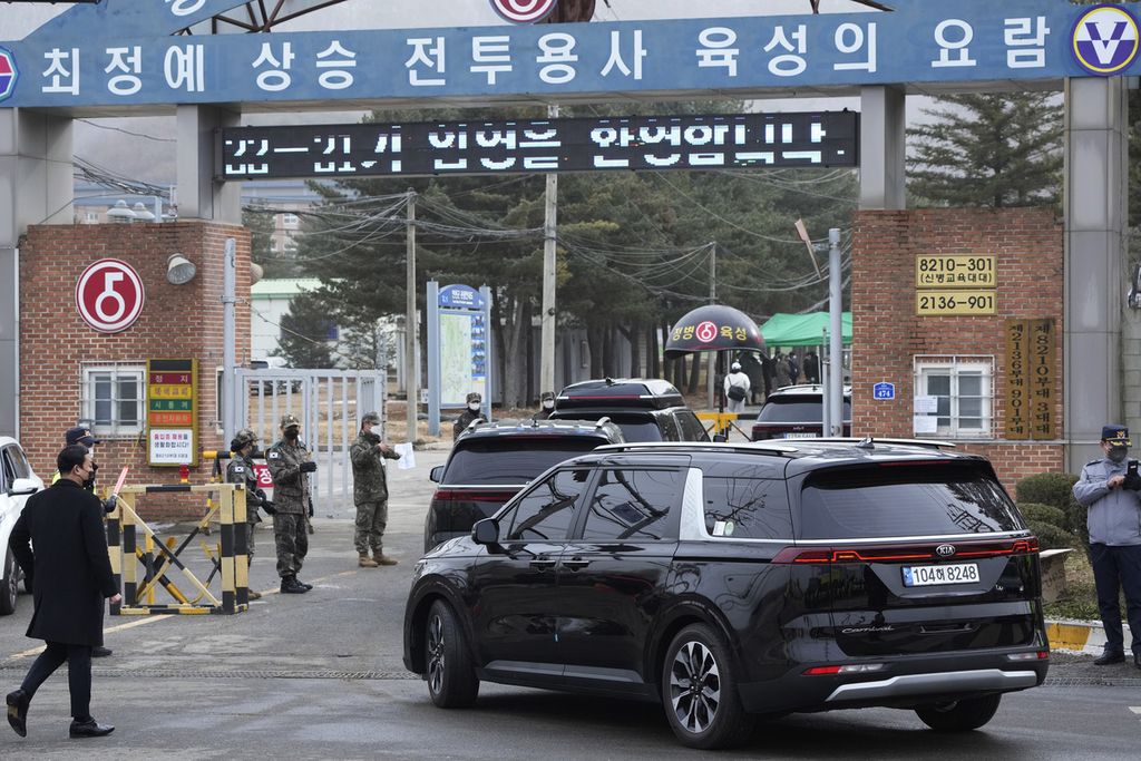 Konvoi kendaraan, salah satunya ditumpangi oleh anggota BTS, Jin, tiba di pusat pelatihan tentara di Yeoncheon, Korea Selatan, 13 Desember 2022. 