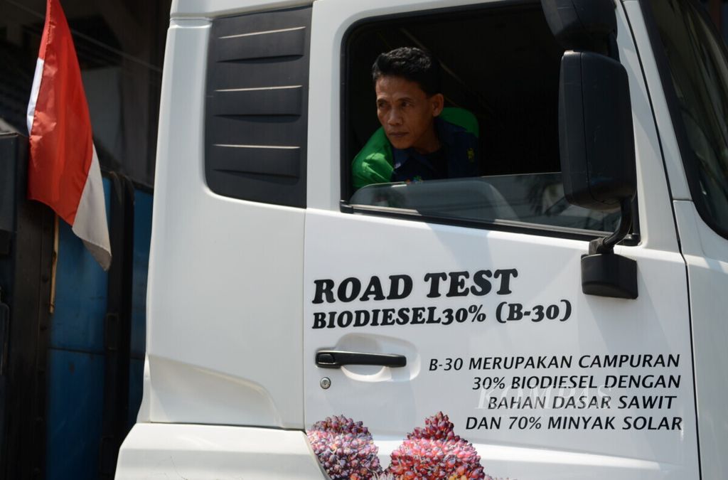 Pengemudi truk mencoba kendaraannya yang menggunakan bahan bakar biodiesel B30 di Kantor Dinas Energi dan Sumber Daya Mineral (ESDM) Provinsi Jawa Tengah, Kota Semarang, Rabu (18/9/2019). Truk yang selama ini menggantungkan bahan bakar solar mulai dialihkan dan dicoba dengan campuran biodiesel dari minyak sawit.