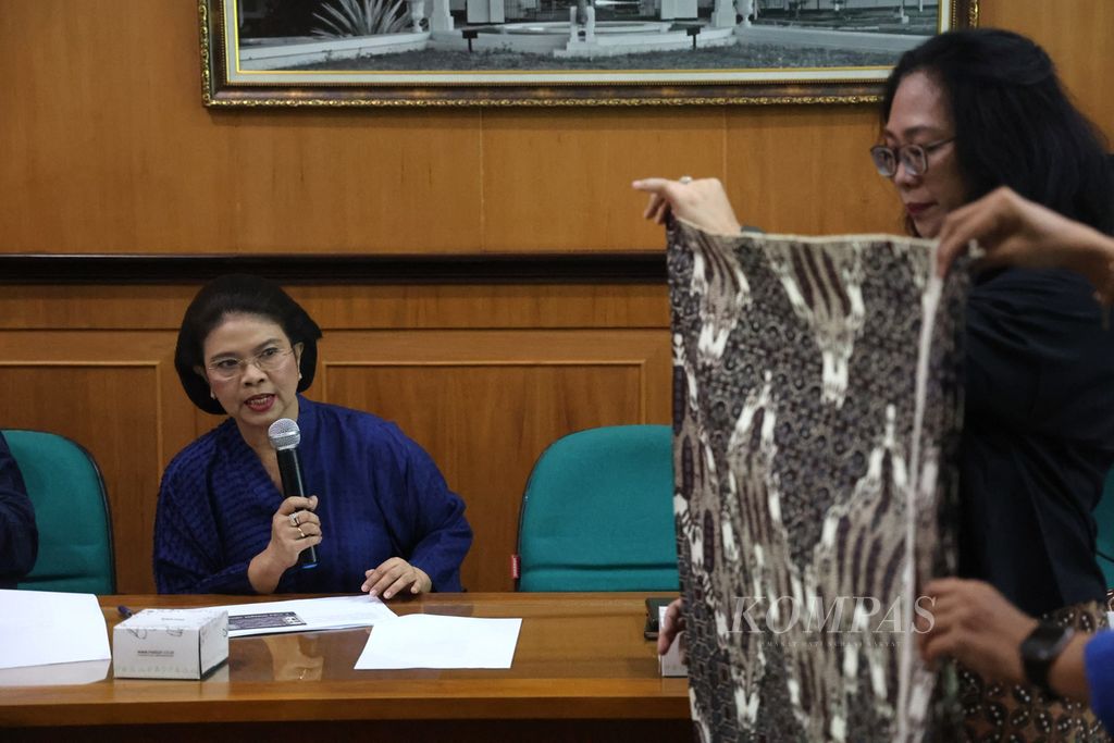 GKBRAA Paku Alam (kiri) menjelaskan salah satu motif batik yang dikenakan dalam Dhaup Ageng Kadipaten Pakualaman dalam jumpa pers di Pura Pakualaman, Yogyakarta, Jumat (5/1/2024).