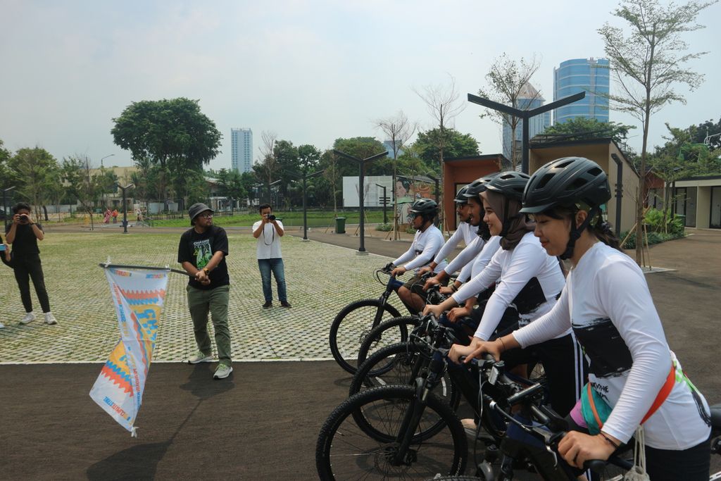 Para pesepeda "The Chaser" yang ikut dalam kegiatan tur sepeda Chasing the Shadow dilepas secara seremonial. Kegiatan ini diadakan oleh Greenpeace di Cibis Park, Jakarta Selatan, Minggu (16/10/2022).