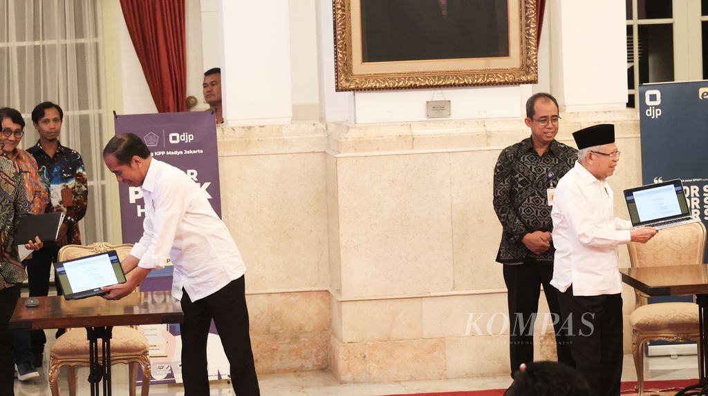 Presiden Joko Widodo dan Wakil Presiden Maruf Amin melaporkan SPT PPh Wajib Pajak Orang Pribadi Tahun 2024 di Istana Negara, Jakarta, Jumat (22/3/2024). 