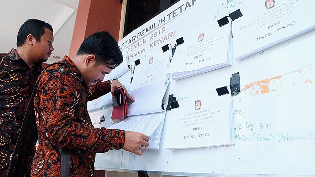 Warga memeriksa daftar pemilih tetap (DPT) Pemilu 2019 di Kelurahan Kenari, Jakarta, Rabu (12/9/2019). Data pemilih ganda di DPT terus diperbaiki Komisi Pemilihan Umum.