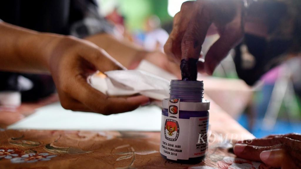 Pemilih mencelupkan jari ke dalam tinta saat simulasi Pemilu 2019 di Jakarta, Sabtu (6/4/2019). 