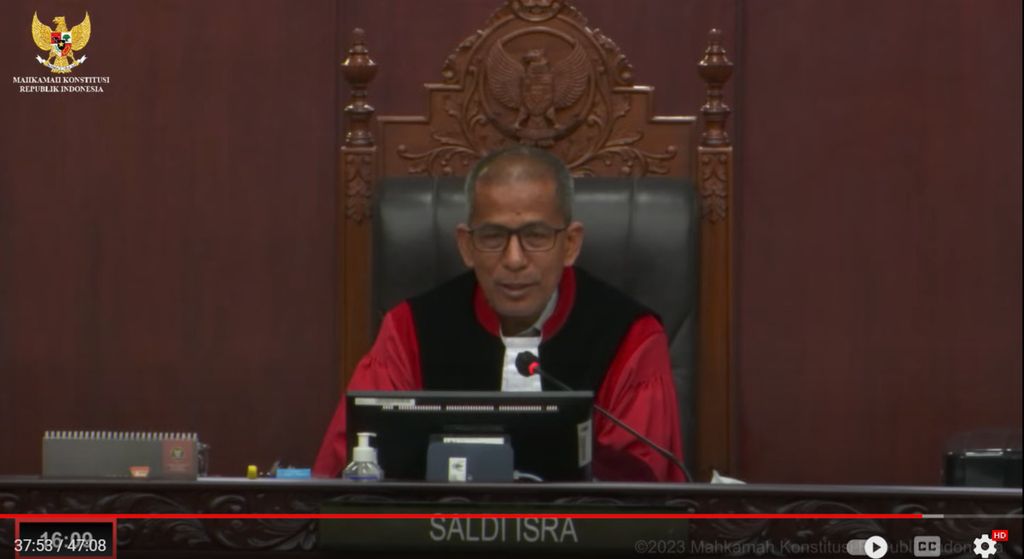 Hakim Ketua Mahkamah Konstitusi (MK), Saldi Isra dalam sidang uji materi Undang-Undang Nomor 7 Tahun 2017 tentang Pemilihan Umum di Gedung MK, Jakarta, Rabu (26/7/2023).