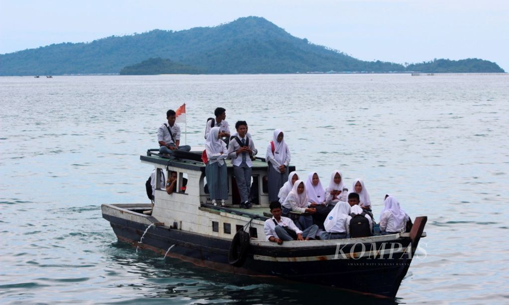 Siswa di Kabupaten Natuna, Provinsi Kepulauan Riau, menggunakan perahu sebagai transportasi ke sekolah, Selasa (5/12/2017). Perahu itu menjemput dan mengantar siswa ke sejumlah pulau yang berada di kawasan perbatasan Indonesia.