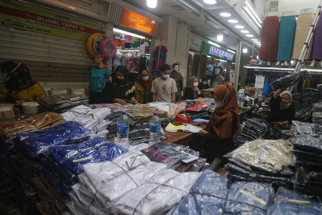Pedagang sibuk melayanai pembeli yang datang untuk berbelanja di Pasar Blok A Tanah Abang, Jakarta, Rabu (6/10/2021). 