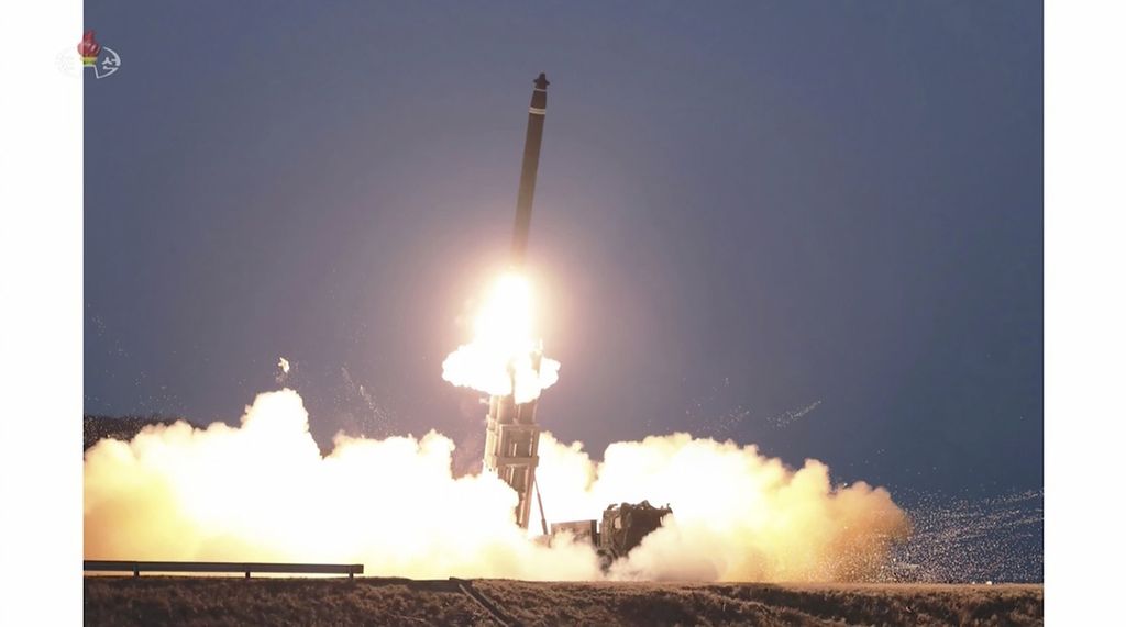 Foto yang diambil dari video yang disiarkan oleh media Pemerintah Korea Utara ini menunjukkan peluncuran rudal balistik dari lokasi yang dirahasiakan di Korea Utara, Senin (20/2/2023). 