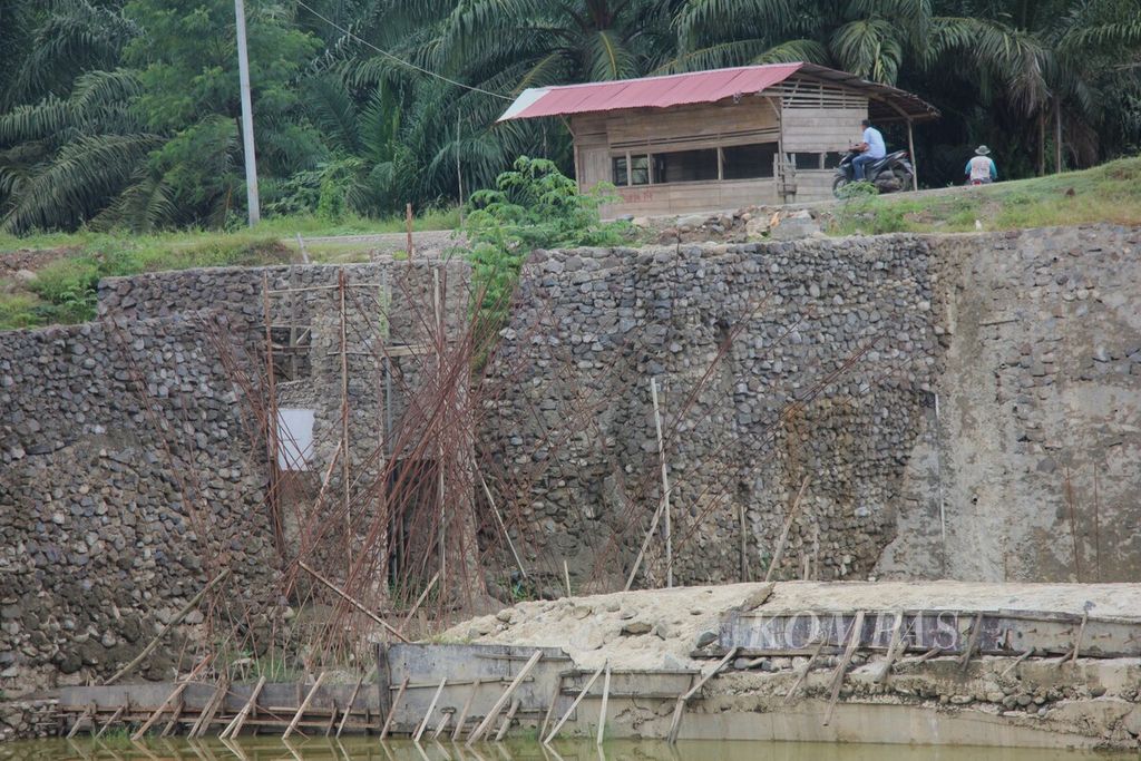 Setelah pemutusan kontrak, pembangunan proyek Bendung Krueng (Sungai) Pase, di Maddi, Kecamatan Nibong, Kabupaten Aceh Utara, Aceh terhenti, seperti terlihat pada Minggu (18/6/2023). 