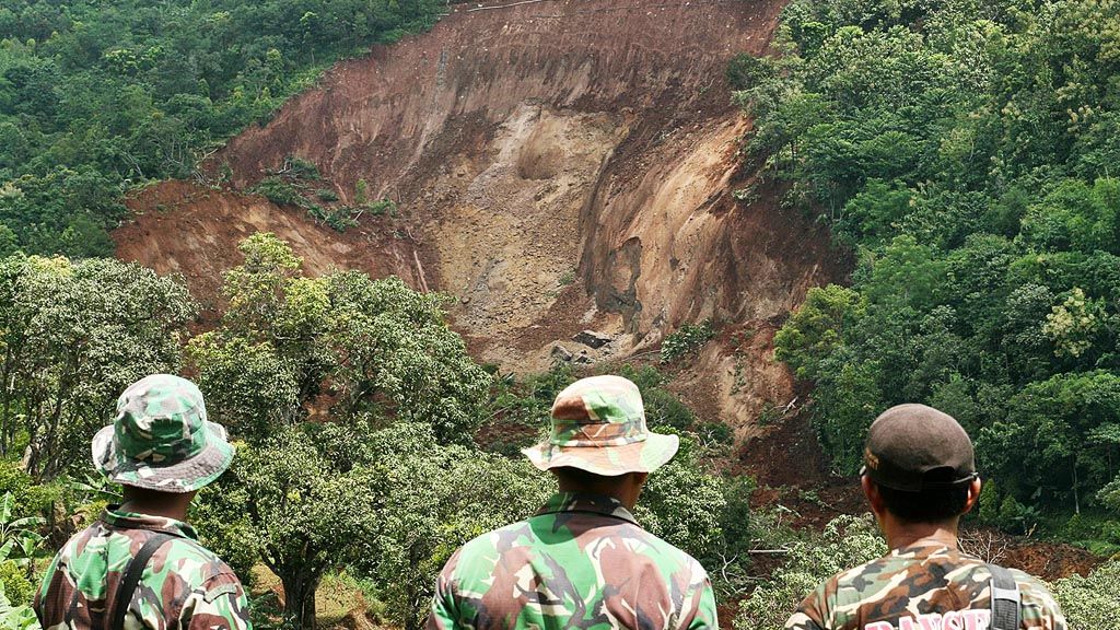 Anggota TNI mengamati lokasi longsor dari Desa Janti, Nganjuk, Jawa Timur, Senin (10/4). Proses evakuasi masih belum dapat dilakukan karena adanya potensi longsor susulan.