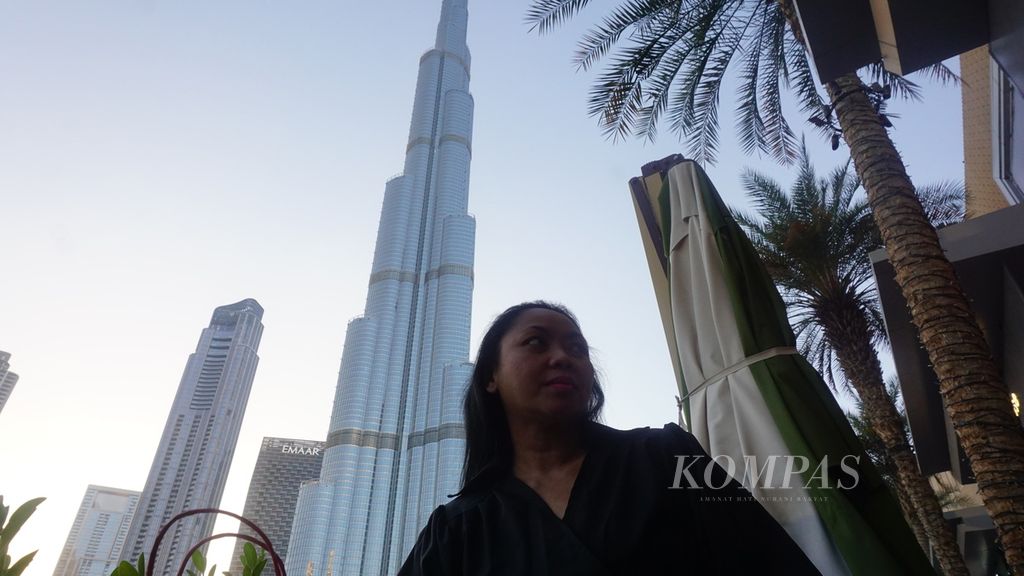 Seorang pelancong dari Indonesia berfoto di depan Burj Khalifa, Dubai, Uni Emirat Arab, Kamis (21/3/2024).