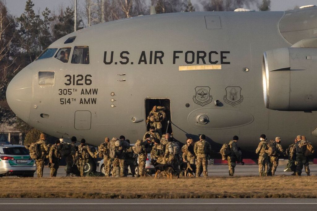 Tentara Amerika Serikat mendarat di Pangkalan Udara Rzeszow di Polandia pada Februari 2022.