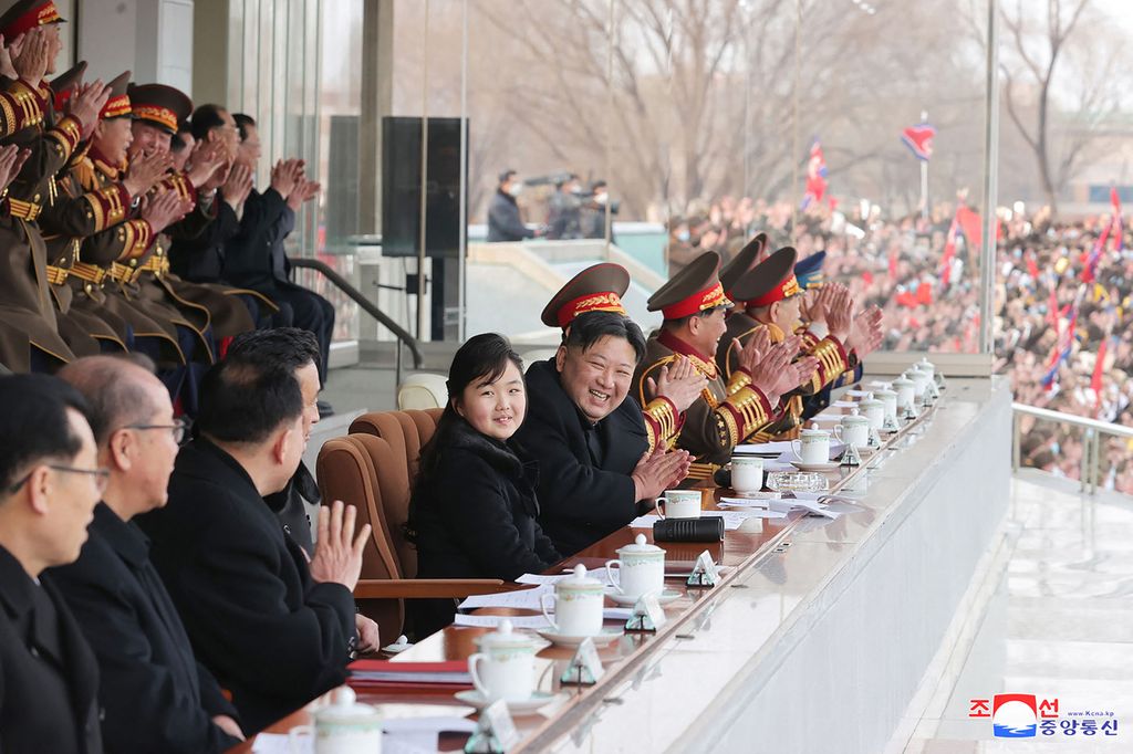 Foto yang diambil pada 17 Februari 2023 dan dirilis Kantor Berita Pusat Korea (KCNA) resmi Korea Utara pada 18 Februari 2023 ini menunjukkan pemimpin Korea Utara Kim Jong Un dan putrinya sedang menonton acara olahraga untuk staf Kabinet dan Kementerian Pertahanan Nasional, Korea Utara.