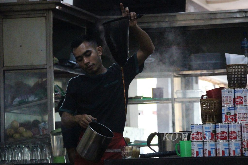 Barista penyiapkan kopi saring di warung kopi di Kota Banda Aceh, Provinsi Aceh, Jumat (24/2/2023). Kopi bukan lagi sekadar budaya, tetapi telah menjadi roda ekonomi kota. 