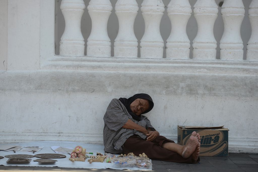 Seorang penjual mainan tradisional tertidur sambil menunggu dagangannya saat perayaan Sekaten di kompleks Masjid Gede Kauman, Yogyakarta, DI Yogyakarta, Rabu (6/11/2019). 