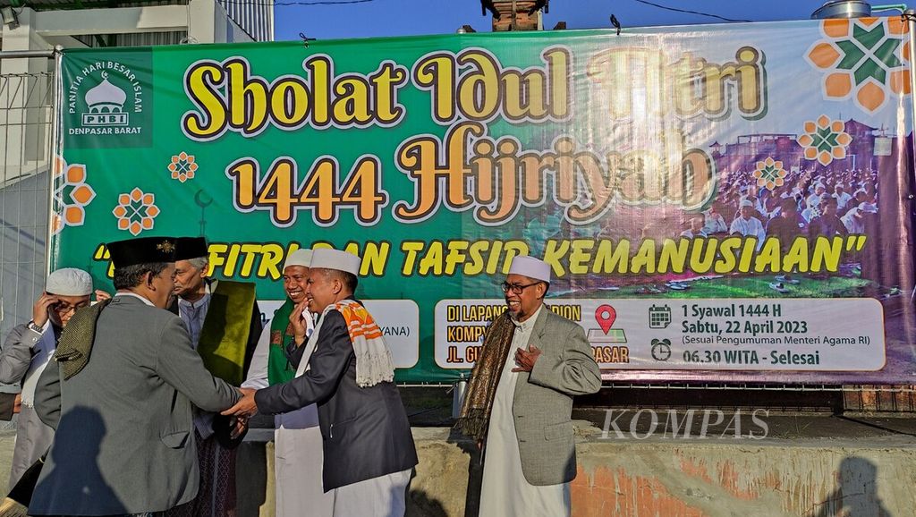 Jemaah bersalaman seusai mengikuti Shalat Idul Fitri 1 Syawal 1444 Hijriah di Lapangan Kompyang Sujana, Kota Denpasar, Sabtu (22/4/2023). 