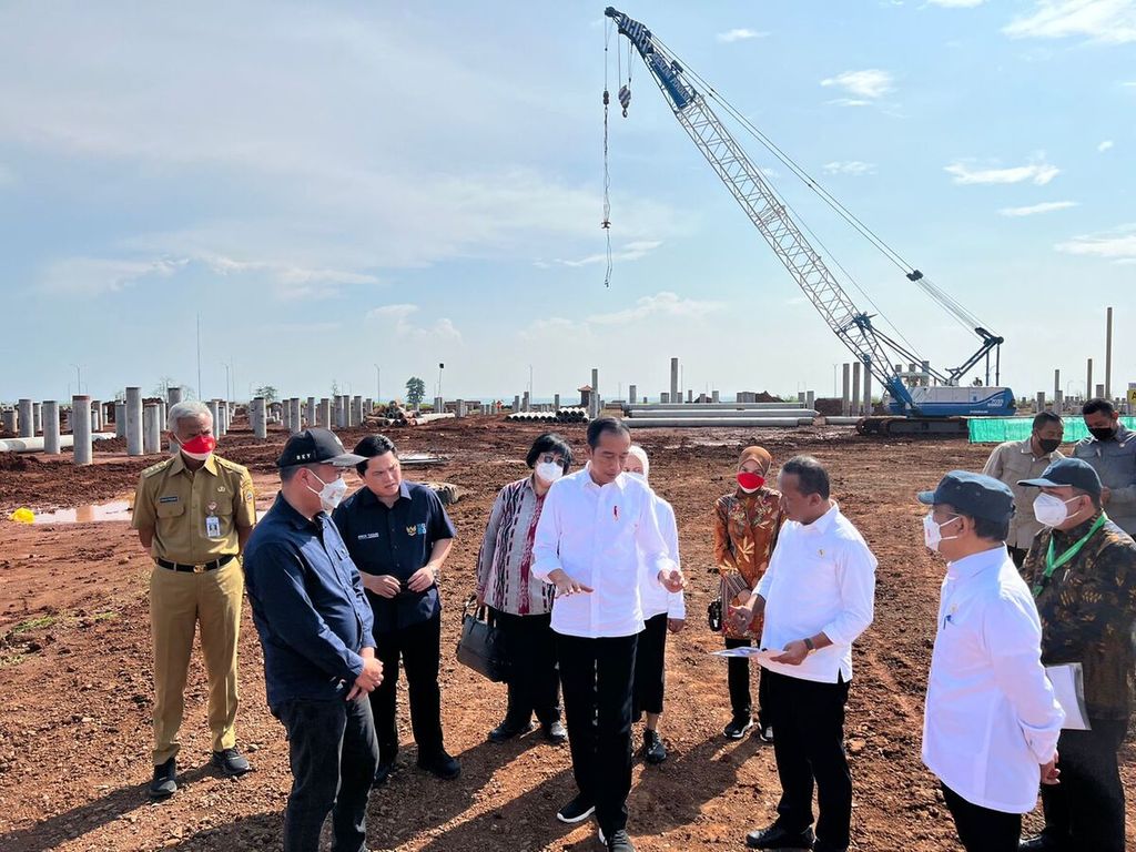 Presiden Joko Widodo saat meninjau Kawasan Industri Terpadu Batang (KITB) di Kabupaten Batang, Provinsi Jawa Tengah, Rabu (8/6/2022).