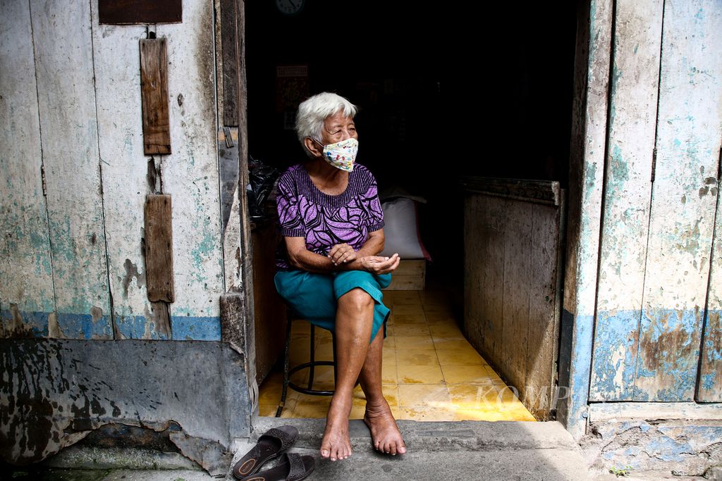 Mayawati, seorang lanjut usia yang tetap produktif di usianya ke 88 tahun, saat ditemui di rumahnya yang juga menjadi tempat usaha menjual biji kopi di Pasar Lama, Kota Tangerang, Banten, Sabtu (29/5/2021). Lansia merupakan mereka yang berusia atas 60 tahun. Setiap tanggal 29 Mei diperingati sebagai Hari Lansia Nasional.