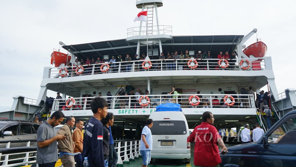 Suasana di salah satu kapal yang mengangkut pemudik di Pelabuhan Bakauheni, Kabupaten Lampung Selatan, Lampung, Sabtu (6/4/2024).