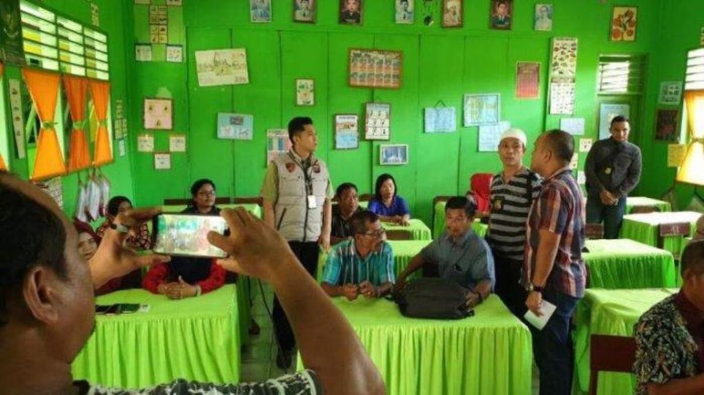 Penyidik Direktorat Reserse Kriminal Khusus Kepolisian Daerah Sumatera Utara melakukan operasi tangkap tangan terhadap tiga kepala sekolah yang mengutip uang setoran dana bantuan operasional sekolah dari para kepala sekolah SD negeri se-Kecamatan Gebang, Kabupaten Langkat, Sumatera Utara, Kamis (9/5/2019).