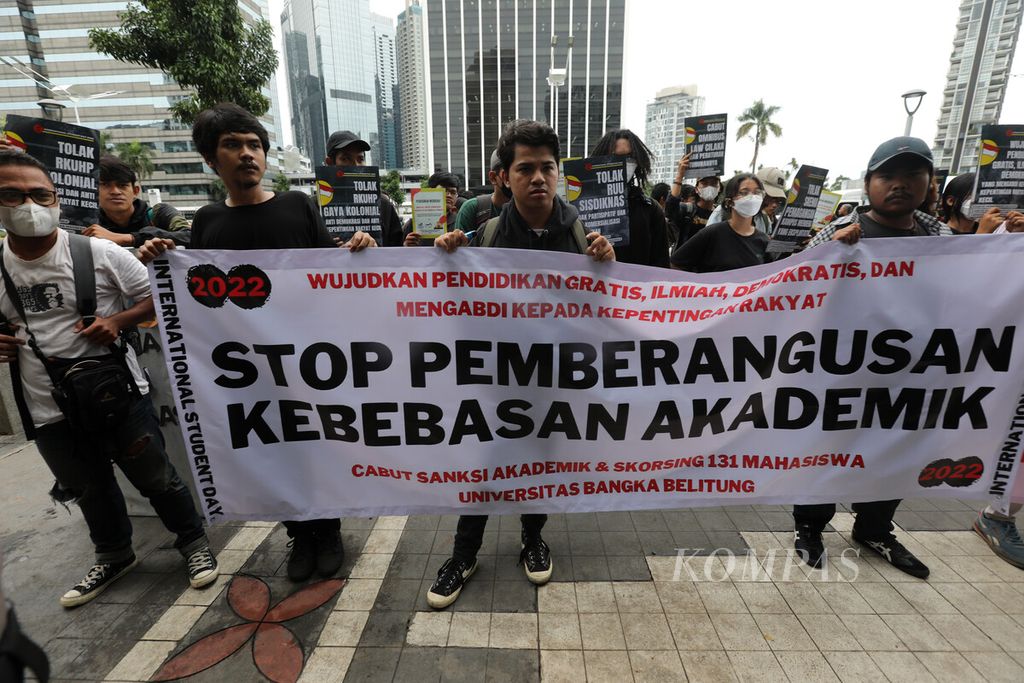 Sejumlah aktivis mahasiswa menggelar aksi di depan Kementerian Pendidikan Nasional, Senayan, Jakarta, Kamis (17/11/2022). Dalam aksi menyambut Hari Pelajar Internasional, pengunjuk rasa yang menamakan diri Komite Pembebasan Akademik dan Komite Revolusi Pendidikan Indonesia menyatakan, komersialisasi dunia pendidikan menjadi ancaman nyata. 