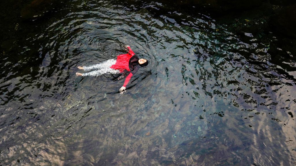 Seorang remaja saat menikmati bermain air di aliran Sungai Cinangneng, Gunung Malang, Kabupaten Bogor, Jawa Barat, Jumat (18/9/2020). 