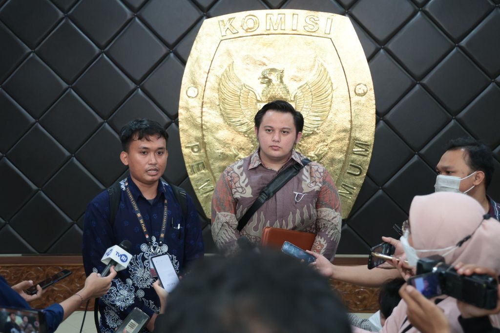 Pengacara yang mewakili sejumlah anggota Komisi Pemilihan Umum provinsi dan kota, Ibnu Syamsu Hidayat (kiri) dan Airlangga Julio, mendatangi kantor KPU di Jakarta, Selasa (13/12/2022).