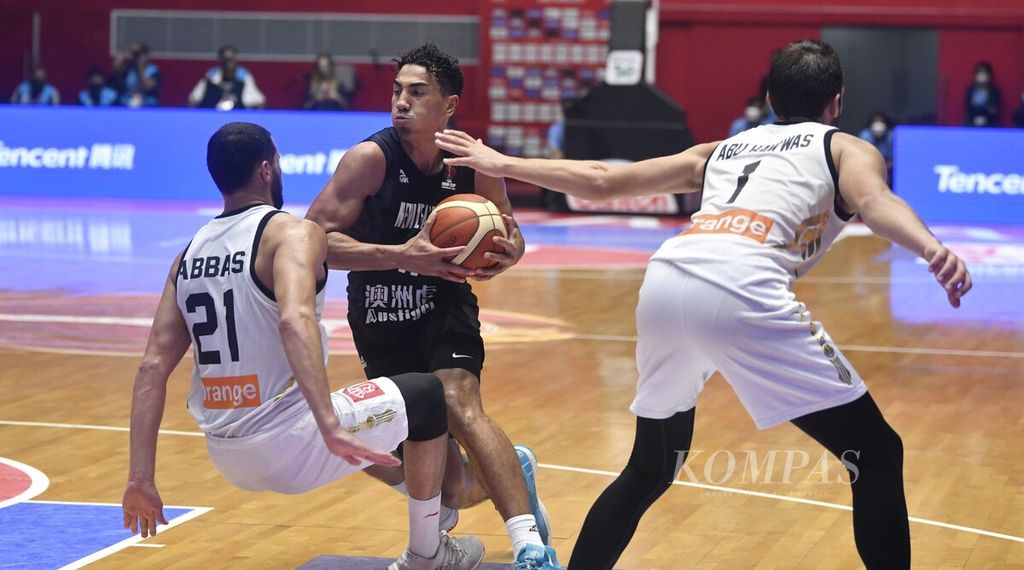 <i>Point guard</i> Selandia Baru, Flynn Cameron, menerobos hadangan pemain Jordania dalam pertandingan perebutan tempat ketiga basket Piala Asia FIBA 2022 di Istora Gelora Bung Karno, Jakarta, Minggu (24/7/2022). Selandia Baru menjadi pemenang ketiga setelah mengalahkan Jordania 83-75.