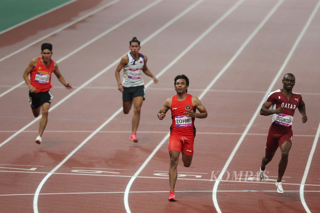 Pelari Indonesia, Lalu Muhammad Zohri (kedua dari kanan) melesat memimpin kualifikasi heat ke-5 dalam nomor 100 meter putra Asian Games Hangzhou 2022 di Hangzhou Olympic Sports Centre Stadium, China, Jumat (29/9/2023). Zohri mencatatkan waktu 10.22 detik. 