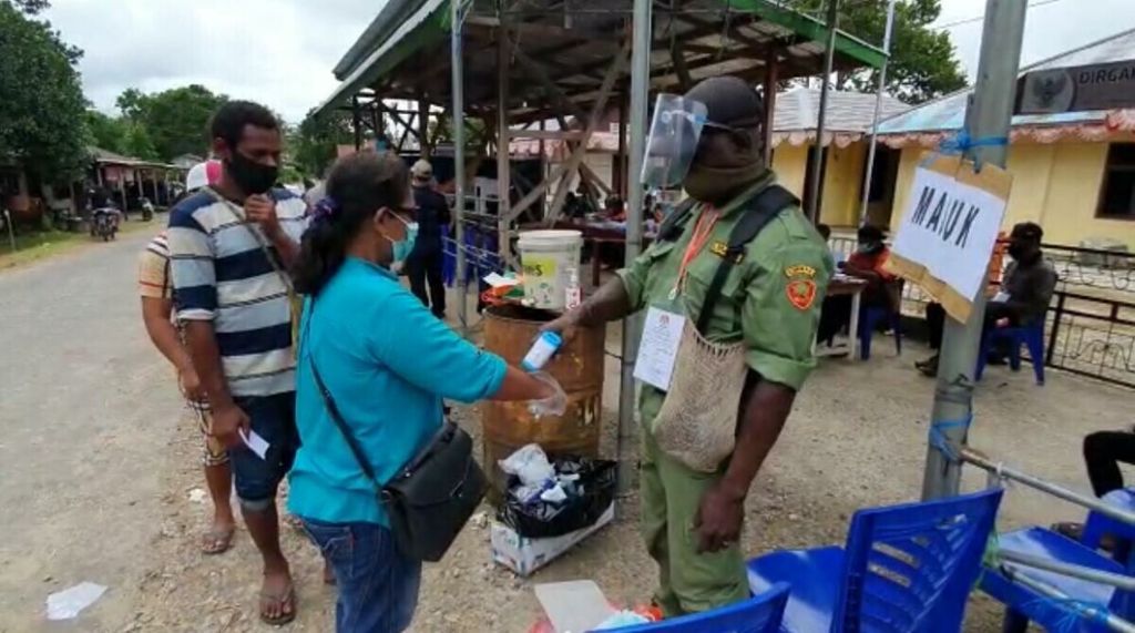 Warga mengikuti pemungutan suara pilkada dengan protokol kesehatan Covid-19 dalam pemilu susulan di salah satu TPS di Kabupaten Boven Digoel, Papua, Senin (28/12/2020).