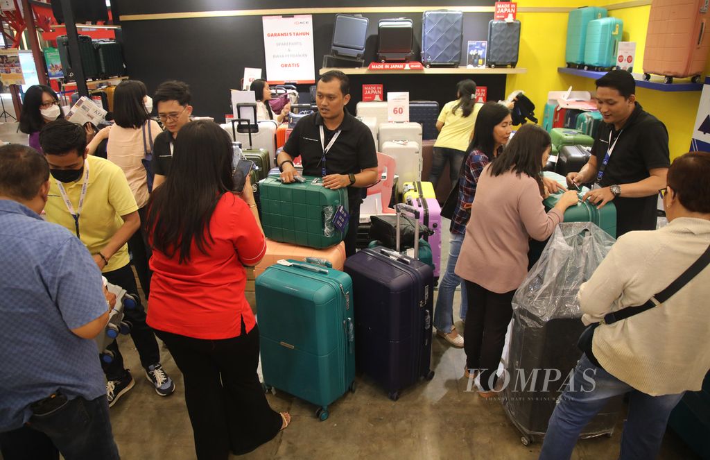 Pengunjung melihat koper yang ditawarkan dalam ajang Kompas Travel Fair (KTF) 2023 di ICE BSD, Tangerang, Banten, Jumat (1/9/2023). 