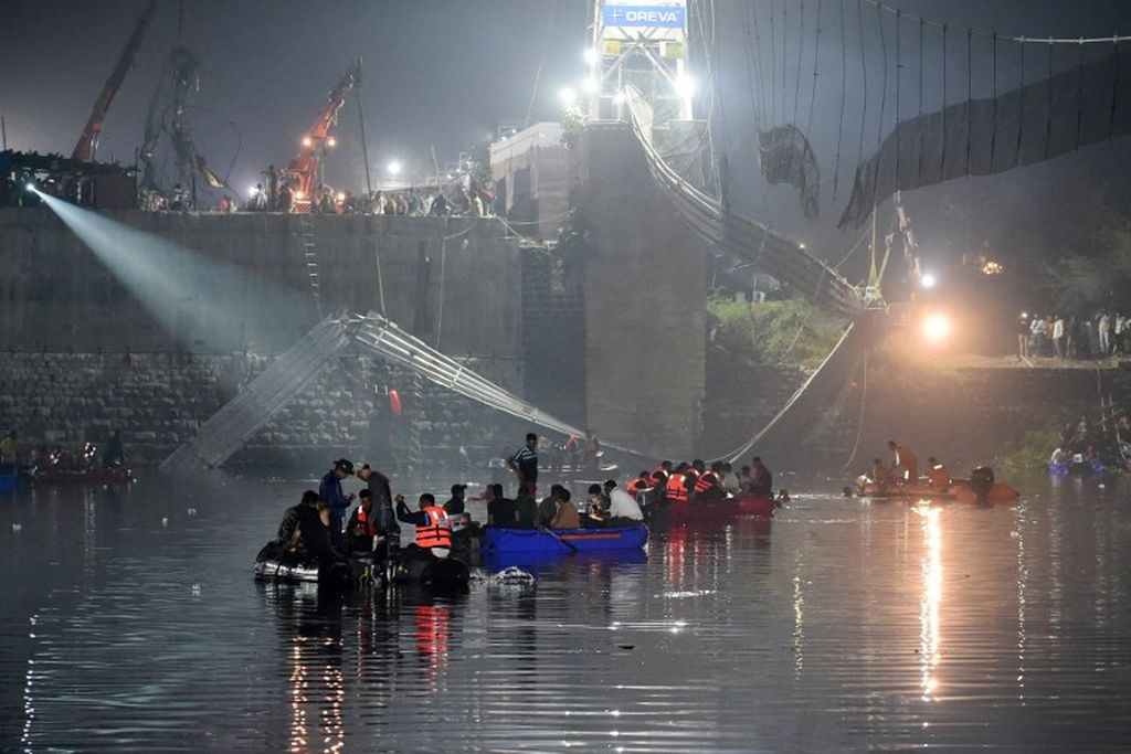 Regu penolong India melakukan operasi pencarian pada Senin (31/10/2022), dini hari setelah runtuhnya jembatan di Sungai Machchhu di Morbi, sekitar 220 kilometer dari Ahmedabad, Gujarat, Minggu malam. 