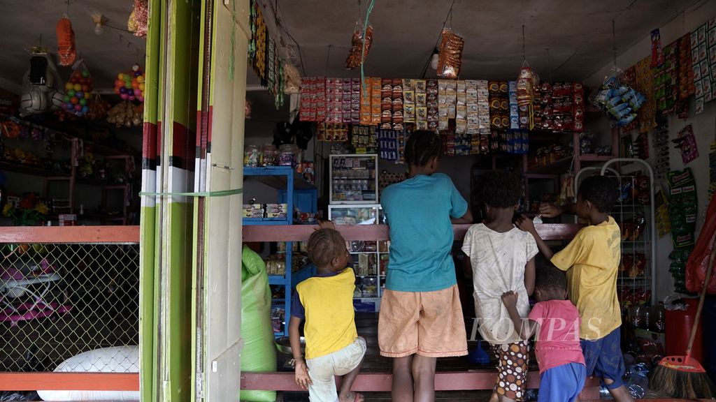 Anak-anak antre membeli kue kering, mi instan, dan permen di Kampung Zanegi, Distrik Animha, Kabupaten Merauke, Papua, Kamis (10/11/2022).