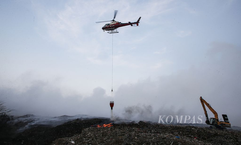 Helikopter bom air dari Badan Nasional Penanggulangan Bencana (BNPB) dikerahkan untuk melakukan pemadaman dari udara di Tempat Pemrosesan Akhir (TPA) Rawa Kucing, Senin (23/10/2023). 
