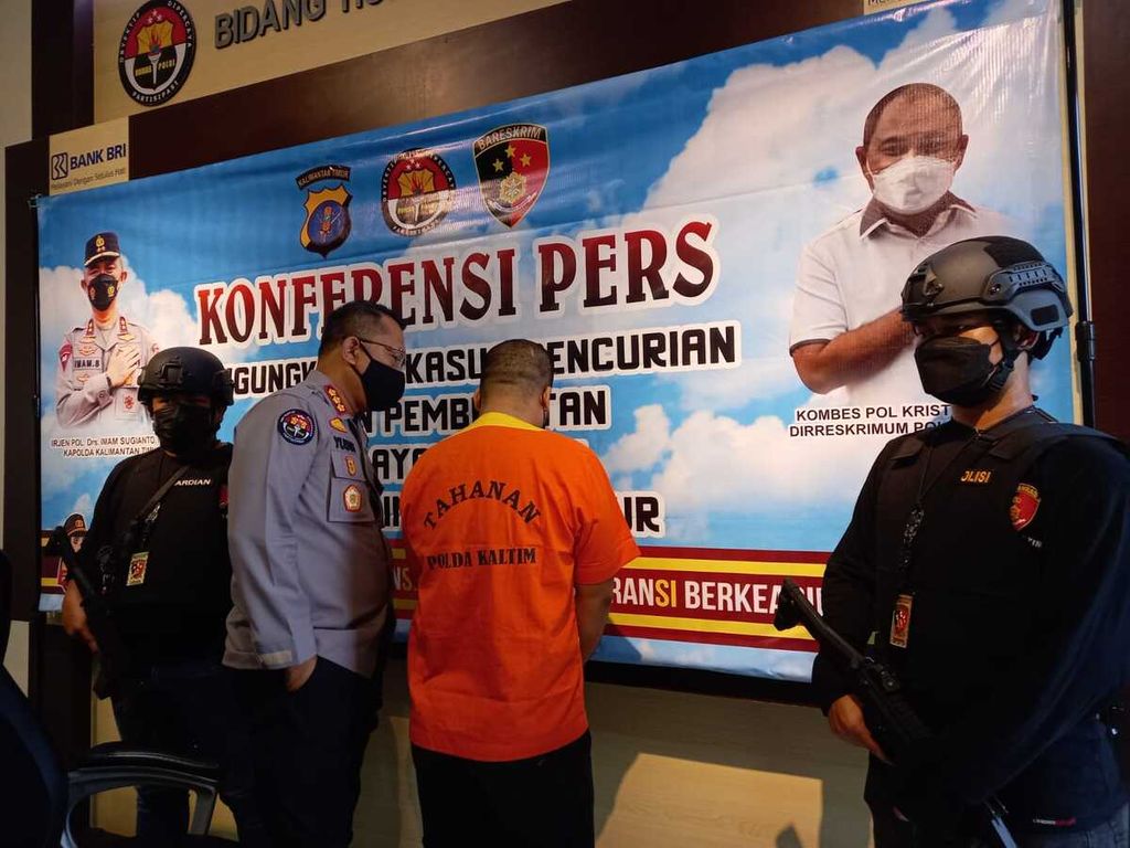 Kepala Bidang Hubungan Masyarakat Kepolisian Daerah Kalimantan Timur Komisaris Besar Yusuf Sutejo menghampiri AT (29), tersangka pembobol ATM, di Markas Polda Kaltim di Balikpapan, Kaltim, Kamis (17/2/2022).