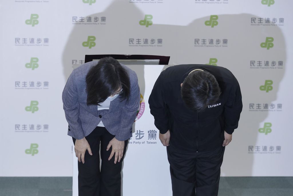 Presiden Taiwan Tsai Ing-wen (kiri) membungkukkan badan setelah mengumumkan pengunduran dirinya sebagai ketua Partai Progresif Demokrat di Taipei, Taiwan, Sabtu (26/11/2022), menyusul kekalahan partainya dalam pemilu tingkat daerah. 