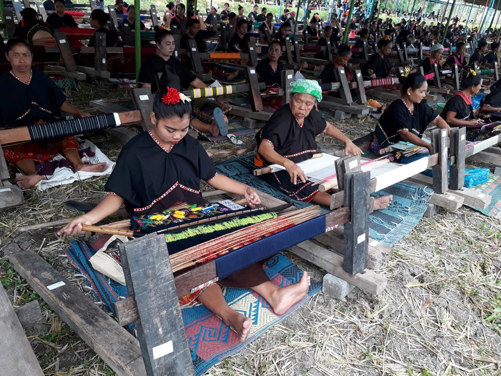 Sedikitnya 1.500 orang perajin tenun kain songket Desa Sukarara, Lombok Tengah, Nusa Tenggara Barat, menenun massal, Rabu (26/7/2017). Produk buatan tangan ini menjadi cenderamata bagi wisatawan yang berkunjung ke Lombok.