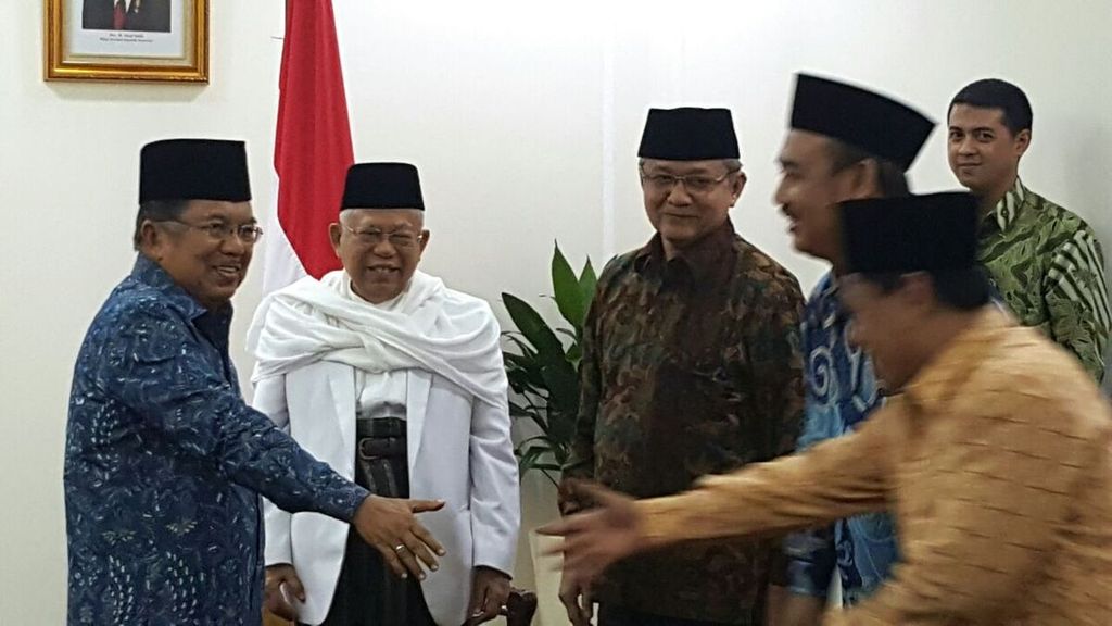 Wakil Presiden Jusuf Kalla menerima Ketua Umum Majelis Ulama Indonesia KH Ma'ruf Amin (kedua kiri) dan Sekretaris Jenderal MUI KH Yunahar beserta jajaran pengurus MUI di Kantor Wapres, Kompleks Istana Kepresidenan, Jakarta, Senin (3/4).