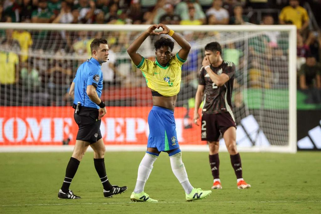 Striker Brasil, Endrick (tengah), merayakan gol ke gawang Meksiko pada laga uji coba jelang Copa America 2024 di Texas, 8 Juni 2024. Brasil akan diperkuat para pemain muda pada ajang Copa America di AS mulai 20 Juni 2024.