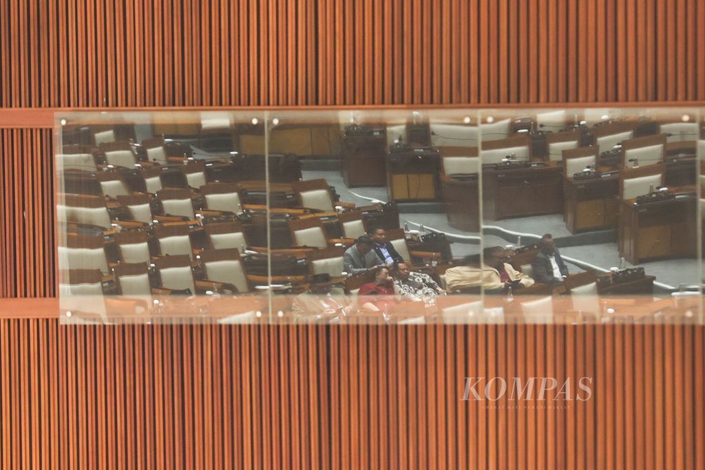 Banyak kursi kosong saat Rapat Paripurna DPR pada penutupan masa sidang III tahun sidang 2023/2024 di Kompleks Parlemen, Senayan, Jakarta, Selasa (6/2/2024). 