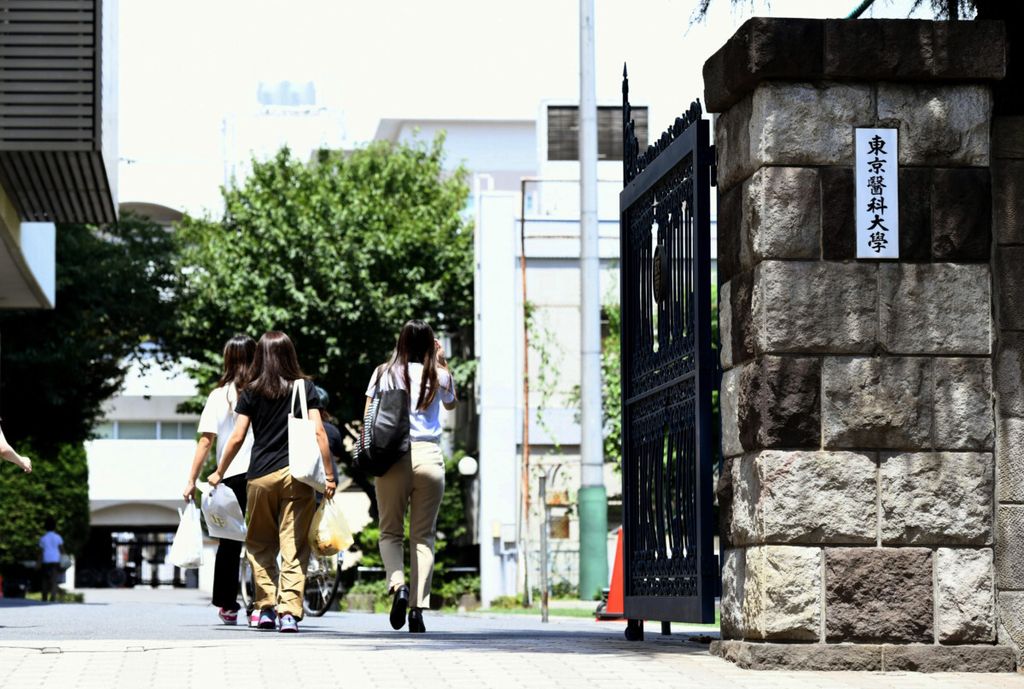 Sekelompok mahasiswi memasuki gerbang Universitas Kedokteran Tokyo, Jepang, pada 2 Agustus 2018. Pada 7 Agustus 2018, perguruan tinggi ini mengumumkan hasil penyelidikan internal bahwa terjadi manipulasi hasil ujian masuk yang sengaja menggagalkan calon mahasiswi guna memastikan lebih banyak laki-laki yang lulus. Kecurangan ini berlangsung sejak tahun 2000.