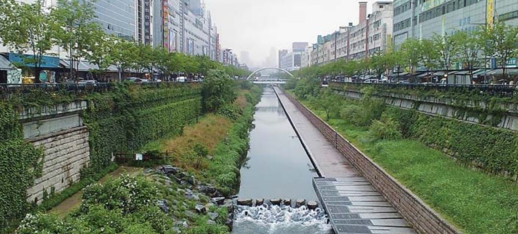 Sungai Cheonggye atau Cheonggyecheon di kota Seoul, Korea Selatan, Mei 2009.