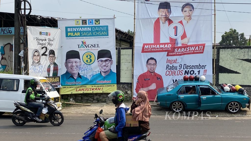  Baliho para calon kepala daerah Pilkada Kota Tangerang Selatan, Banten, pada pilkada serentak 2020 di Jalan Aria Putra, Ciputat, Tangerang Selatan, Sabtu (14/11/2020). 