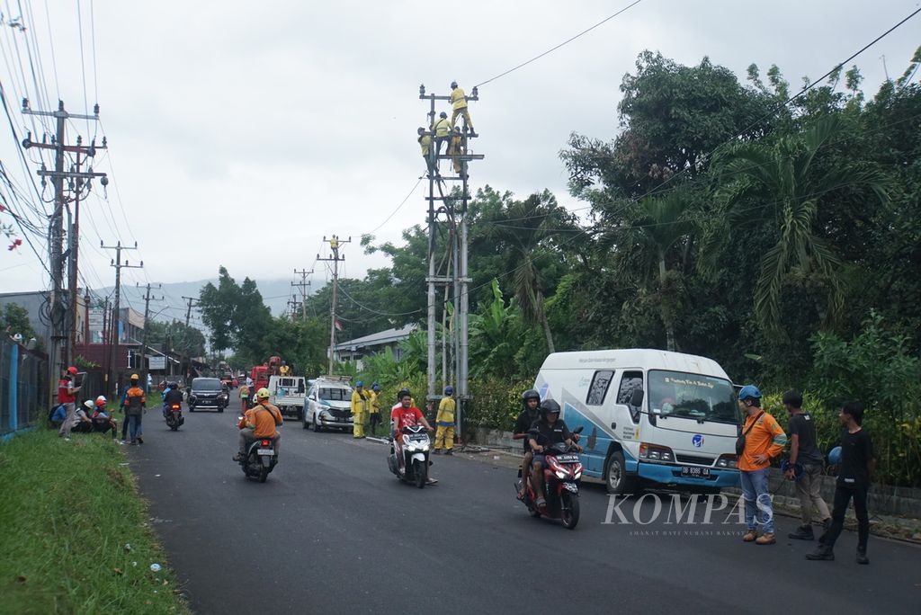 Pekerja memperbaiki jaringan listrik yang terbakar di bilangan Teling, Manado, Sulawesi Utara, Selasa (11/10/2022). Listrik padam di seluruh wilayah Sulut daratan serta sebagian Gorontalo sejak sekitar pukul 12.15 Wita dengan penyebab yang belum diketahui.