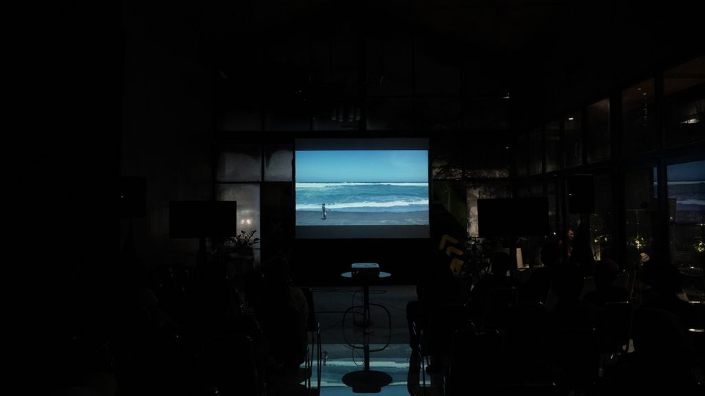 Nonton bareng dan diskusi film <i>Angin Timur</i> produksi Koperasi Ekspedisi Indonesia Baru oleh Greenpeace Indonesia di Cibis Park, Pasar Minggu, Jakarta Selatan, Sabtu (15/10/2022).