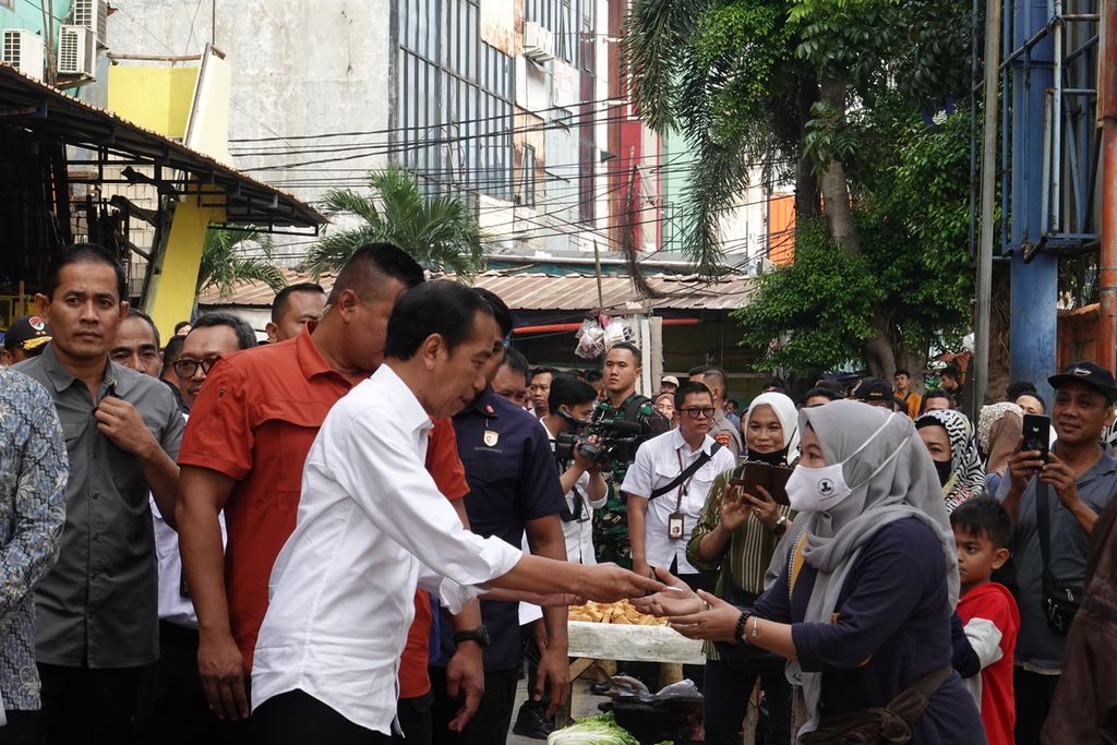 Presiden Joko Widodo memberikan bantuan langsung tunai kepada pedagang di Pasar Palmerah, Jakarta Barat, Senin (26/6/2023)