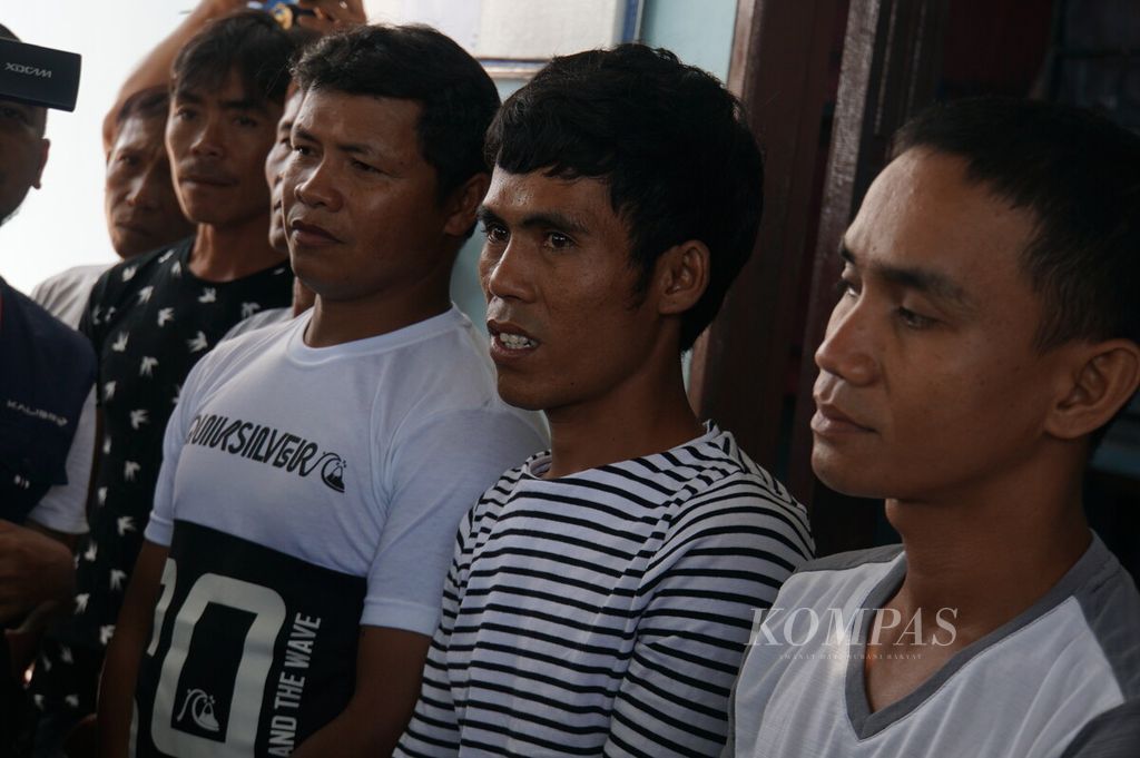 Tujuh nelayan Filipina ditahan di rumah penampungan Pangkalan Pengawasan Sumber Daya Kelautan dan Perikanan (PSDKP) Bitung, Sulawesi Utara, Senin (17/2/2020). Pencurian ikan banyak dilakukan oleh nelayan tradisional Filipina. Sepanjang 2015-2019, jumlah nelayan Filipina yang ditangkap di perairan Sulawesi Utara mencapai 735 orang.