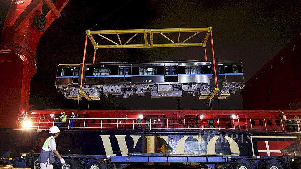 Kereta  transportasi massal cepat (MRT) dikeluarkan dari lambung kapal kargo Ellensborg di Dermaga 101 Pelabuhan Tanjung Priok, Jakarta, Rabu (4/4/2018). Pada tahap pertama  dikirim 12 kereta MRT buatan Perusahaan Kereta Api Nippon Sharyo, Jepang.
