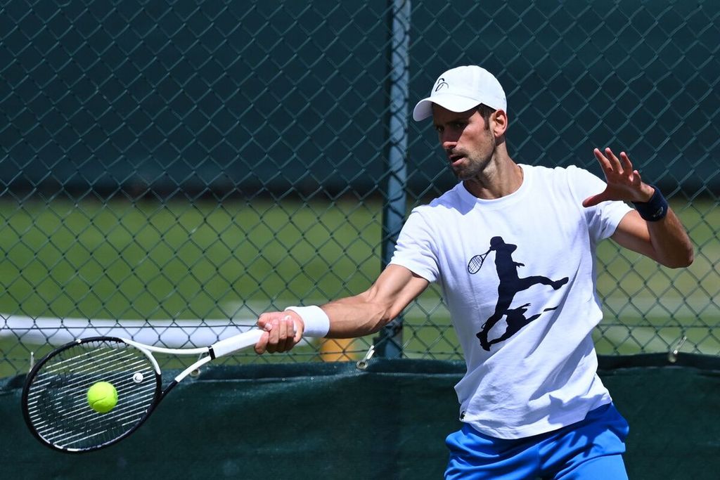 Novak Djokovic berlatih jelang turnamen tenis Grand Slam Wimbledon di All England Tennis Club, Wimbledon, London, Minggu (26/6/2022). Petenis Serbia ini menjadi favorit terkuat juara tahun ini.