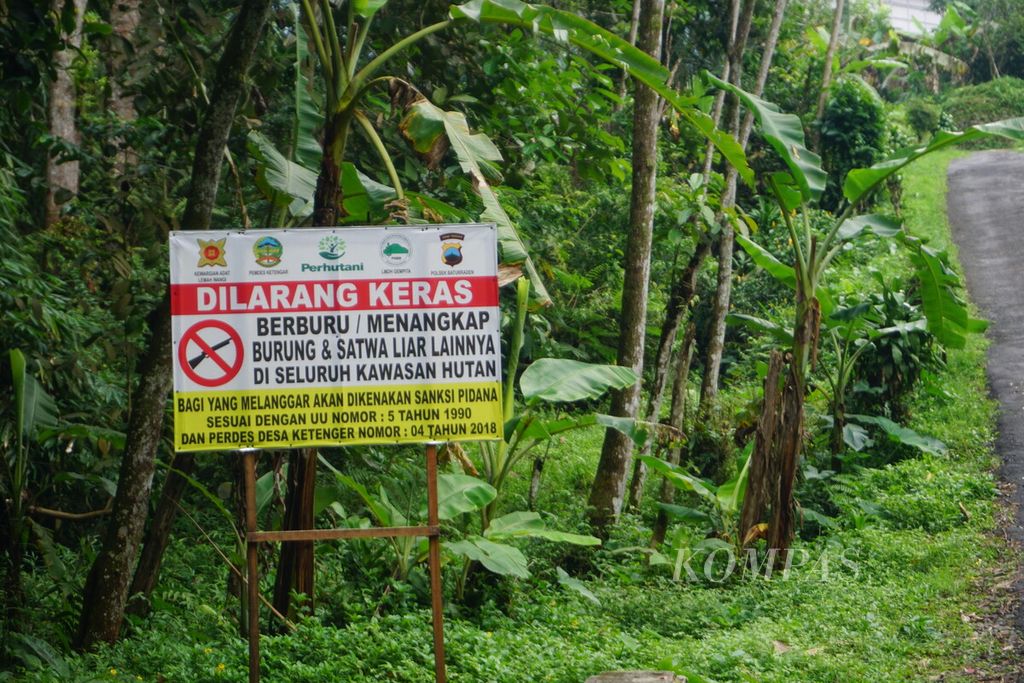 Papan larangan berburu di Desa Ketenger, Baturraden, Banyumas, Jawa Tengah, Kamis (4/8/2022).